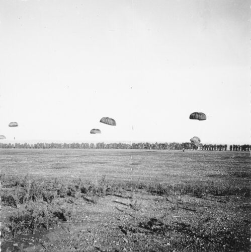 Sauts de parachutistes sur la DZ de Blida - 23 mai 1959